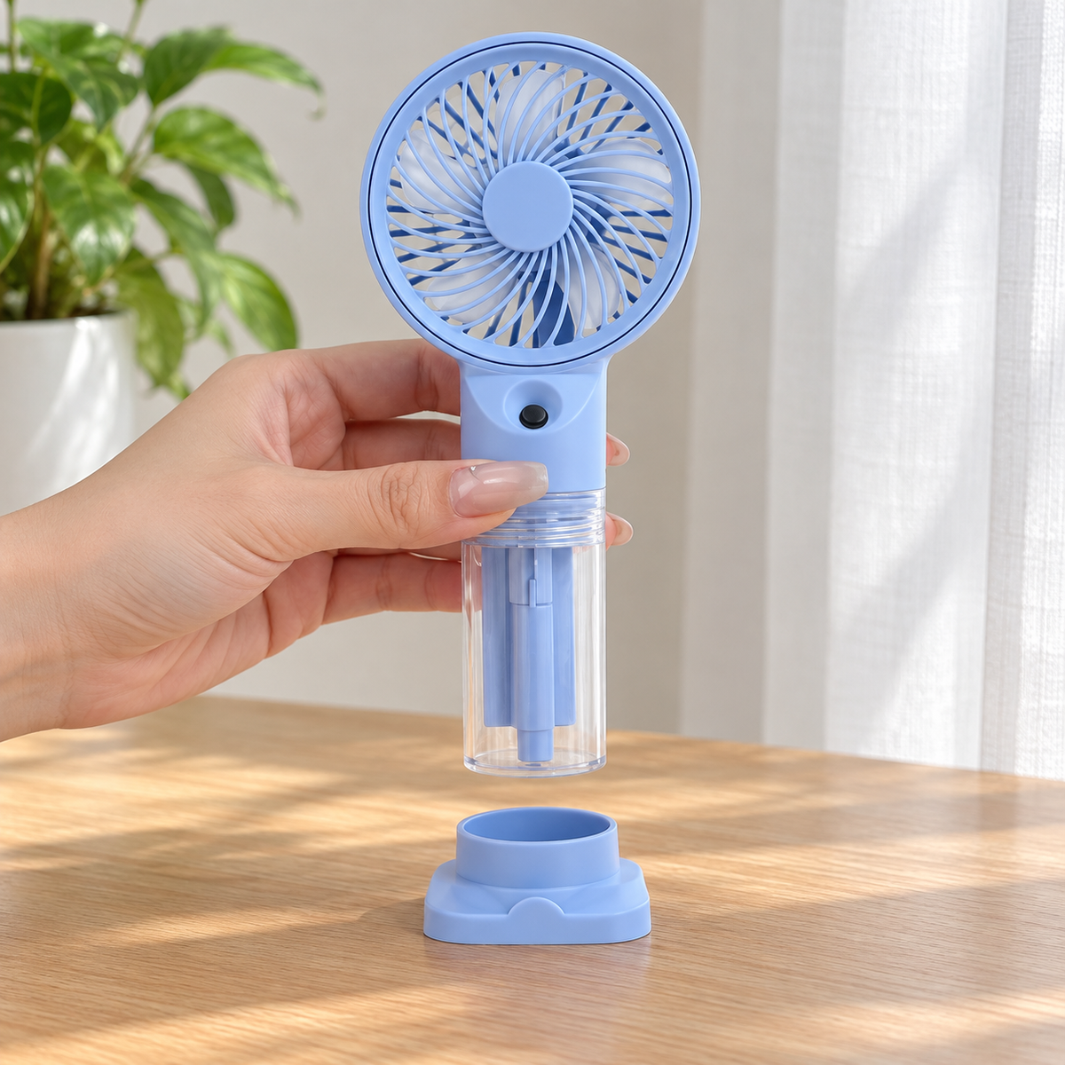 Ručni USB ventilator HX12-1 s raspršivanjem – plavi primjer – detalj u ruci