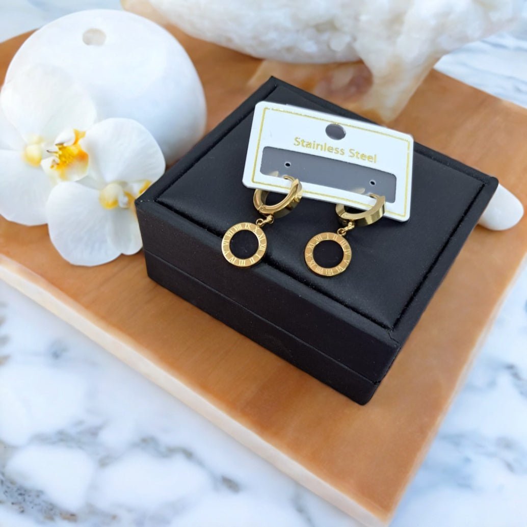 Zlatne okrugle naušnice od čelika s privjeskom - SAMO KLIKNI