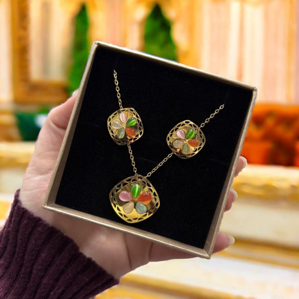 Zlatni set ogrlice i naušnica s cvjetnim motivima - SAMO KLIKNI