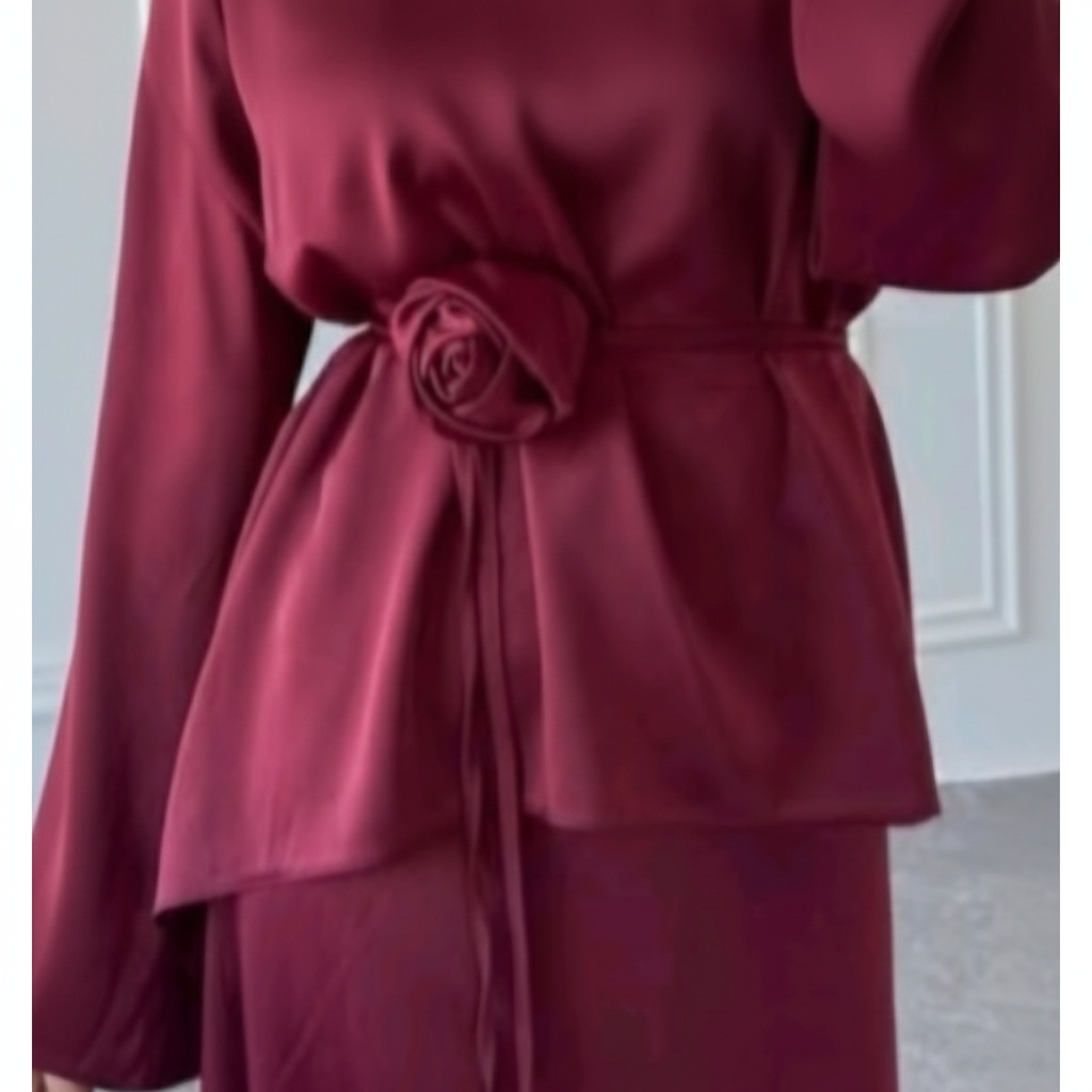 Elegantni Bordo Komplet od Medinske Svile sa Detaljem Ruže Slika 1