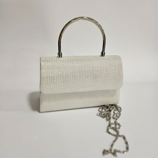Glamurozna Srebrna Clutch Torbica sa Metalnom Ručkom i Sjajnim Detaljima Slika 1