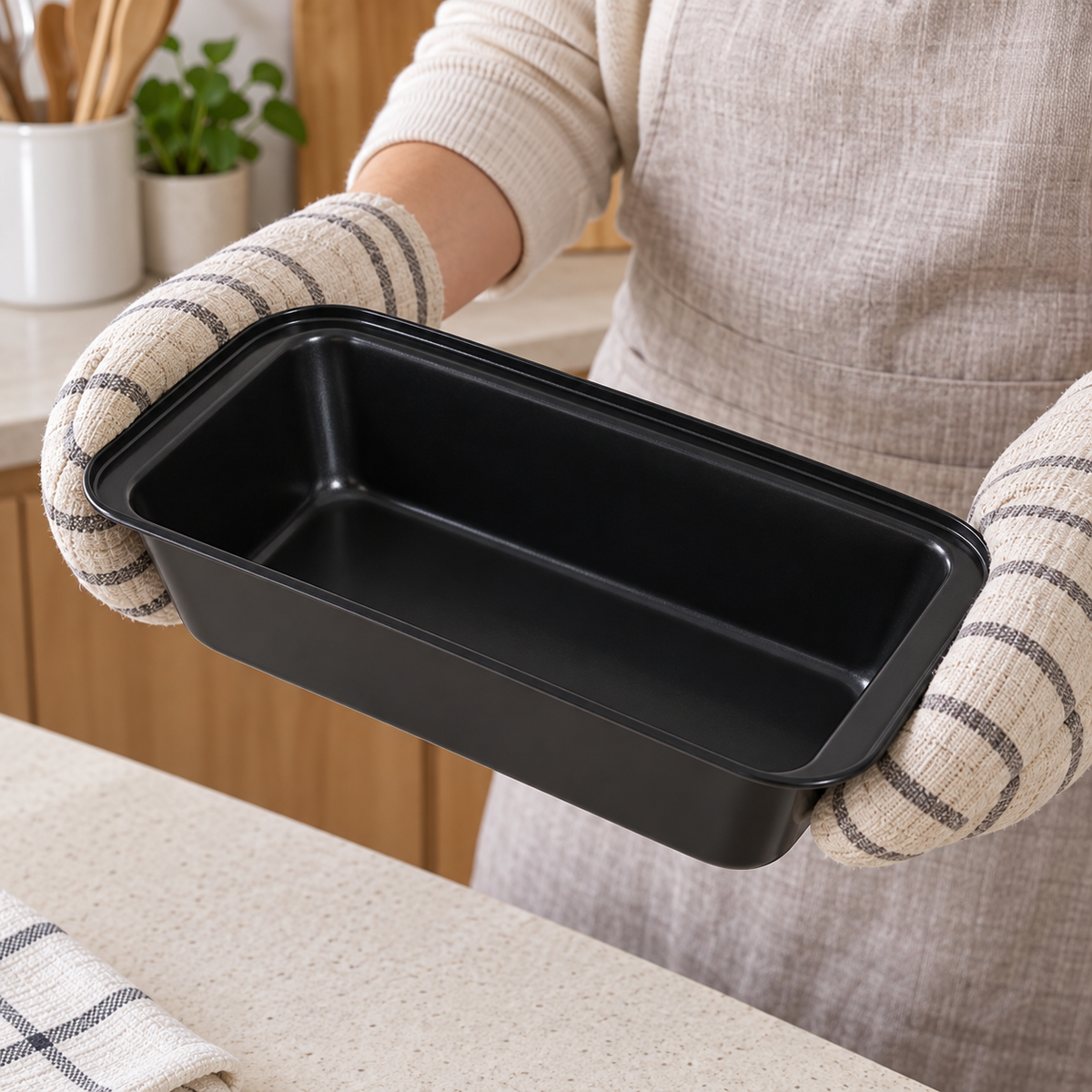 Crni kalup za hljeb i kolače – izbor veličine – 25 × 13 cm – prikaz u ruci
