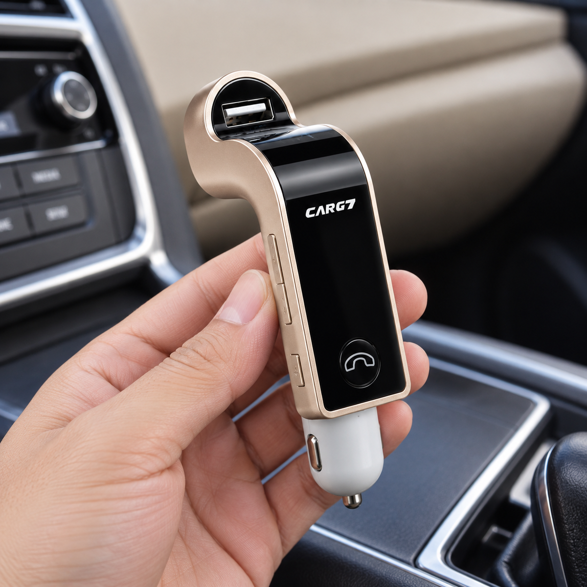 CAR-G7 auto FM modulator u zlatnoj izvedbi – prikaz u rukama