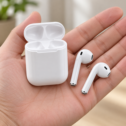 i9S-TWS bijele Bluetooth slušalice s kutijicom – prikaz u rukama