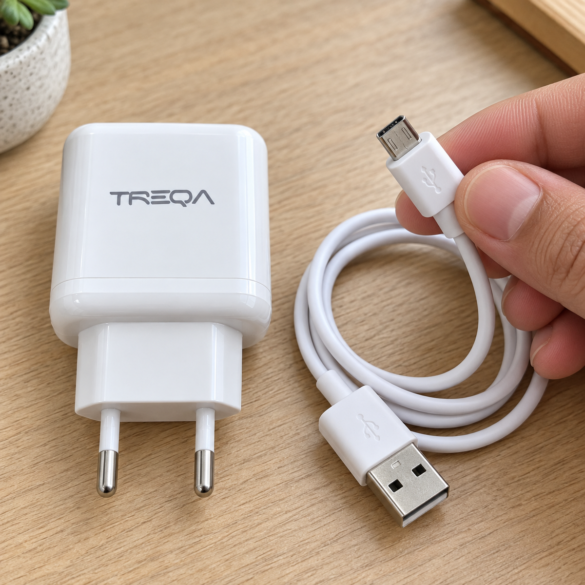 TREQA CH-660 komplet s Micro-USB kablom – priključak u ruci