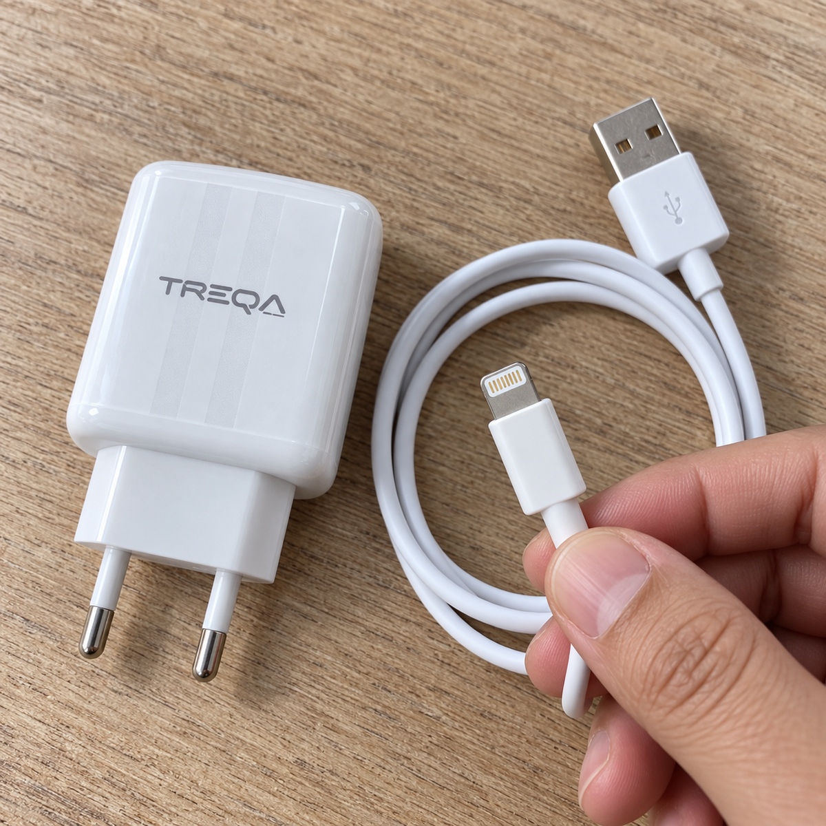 TREQA CH-660 komplet s Lightning kablom – priključak u ruci