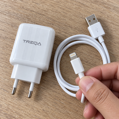 TREQA CH-660 komplet s Lightning kablom – priključak u ruci