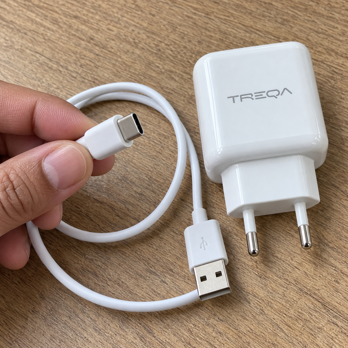 TREQA CH-660 komplet s USB-C kablom – priključak u ruci