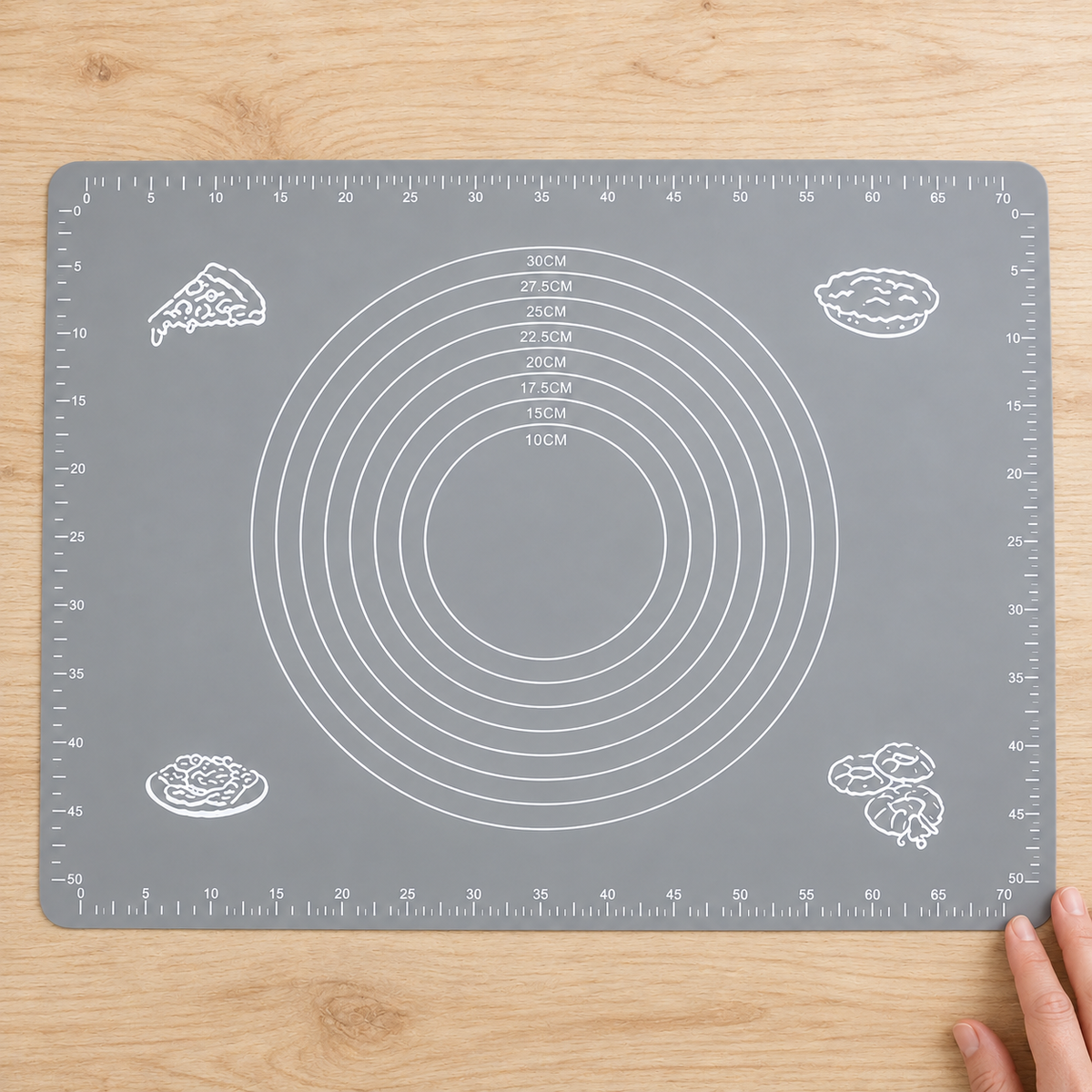 Podloga za tijesto 50 × 70 cm – prikaz uz ruku