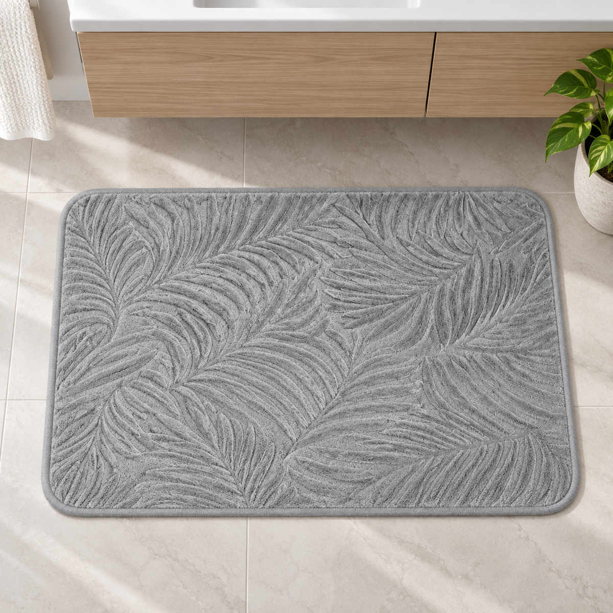 Kupaonska prostirka s reljefnim lišćem – 50 × 80 cm – prikaz u kupaonici