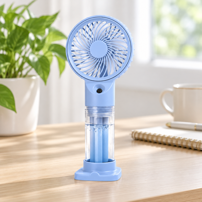 Ručni USB ventilator HX12-1 s raspršivanjem – plavi primjer – u ambijentu