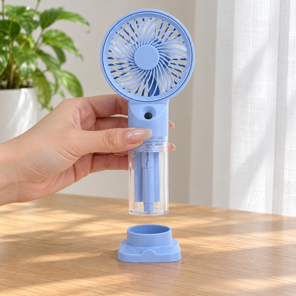 Ručni USB ventilator HX12-1 s raspršivanjem – plavi primjer – detalj u ruci