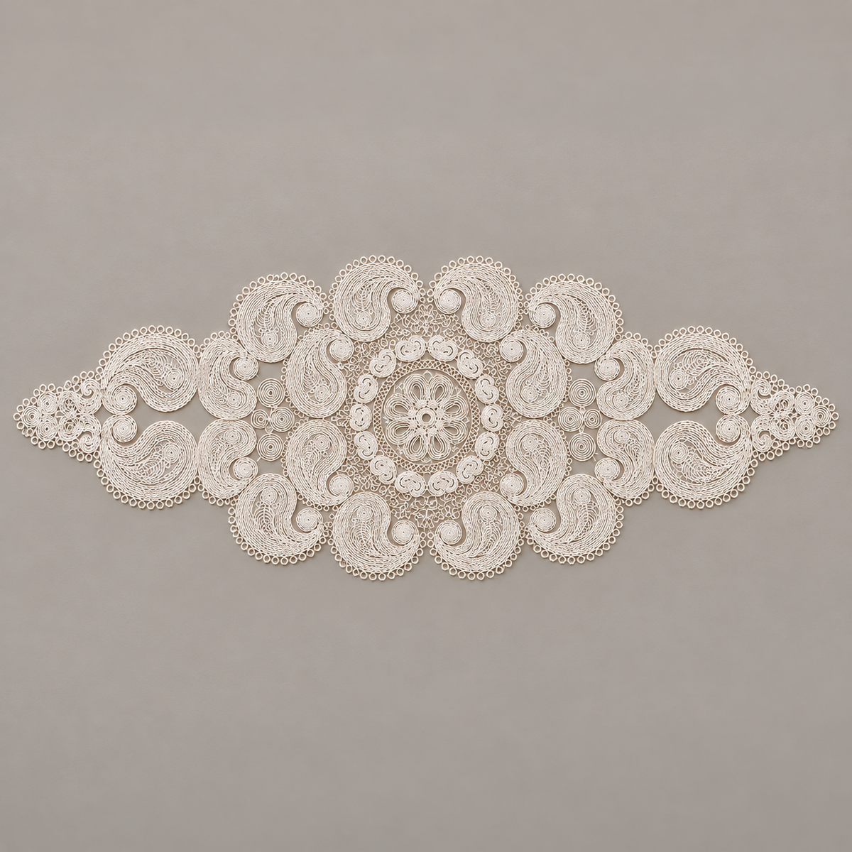 Čipkasti podmetač s paisley ukrasima 40 × 90 cm – studio
