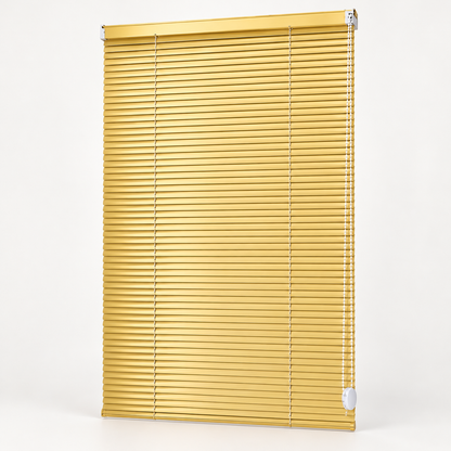 Zlatna aluminijska žaluzina 90 × 200 cm – studijska fotografija