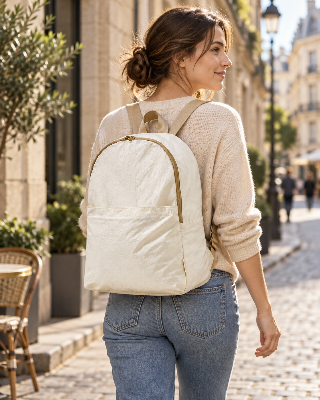 Sklopivi ruksak s prednjim džepom — AI lifestyle ilustracija s osobom