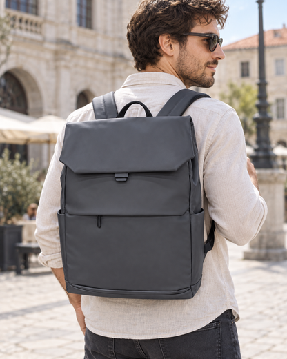 Ruksak 8573 s PU premazom i preklopom — AI lifestyle ilustracija s osobom