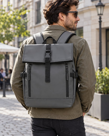 Ruksak 8733 s PU premazom i širokim preklopom — AI lifestyle ilustracija s osobom