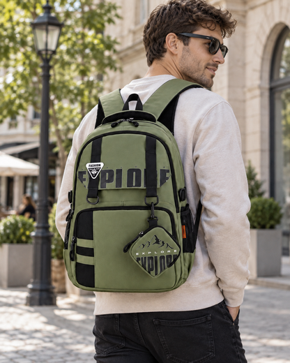 Ruksak G691706 s malom okruglom torbicom — AI lifestyle ilustracija s osobom