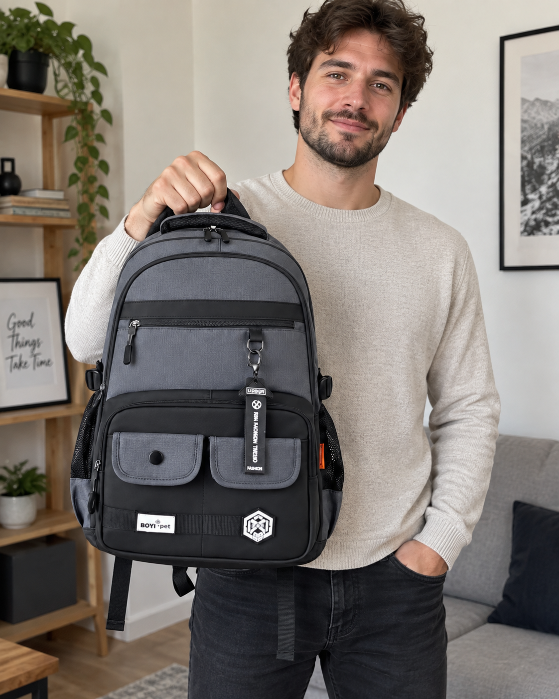 Ruksak G691705 s dodatnom torbicom — AI ilustracija u UGC stilu