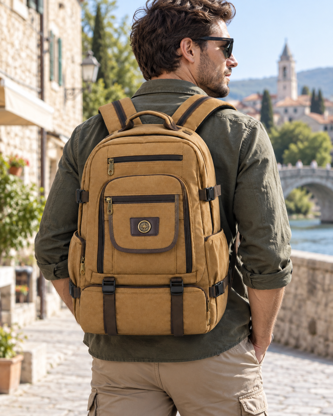 Outdoor ruksak G900015 s više džepova — AI lifestyle ilustracija s osobom