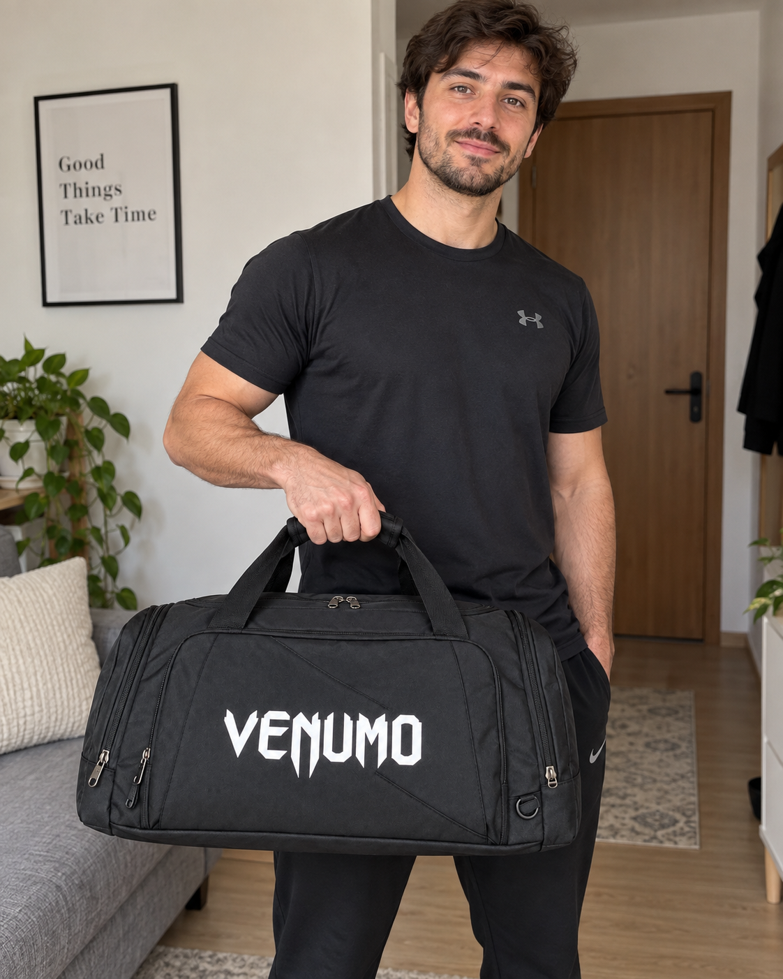 Crna sportska torba s velikim prednjim natpisom — AI ilustracija u UGC stilu