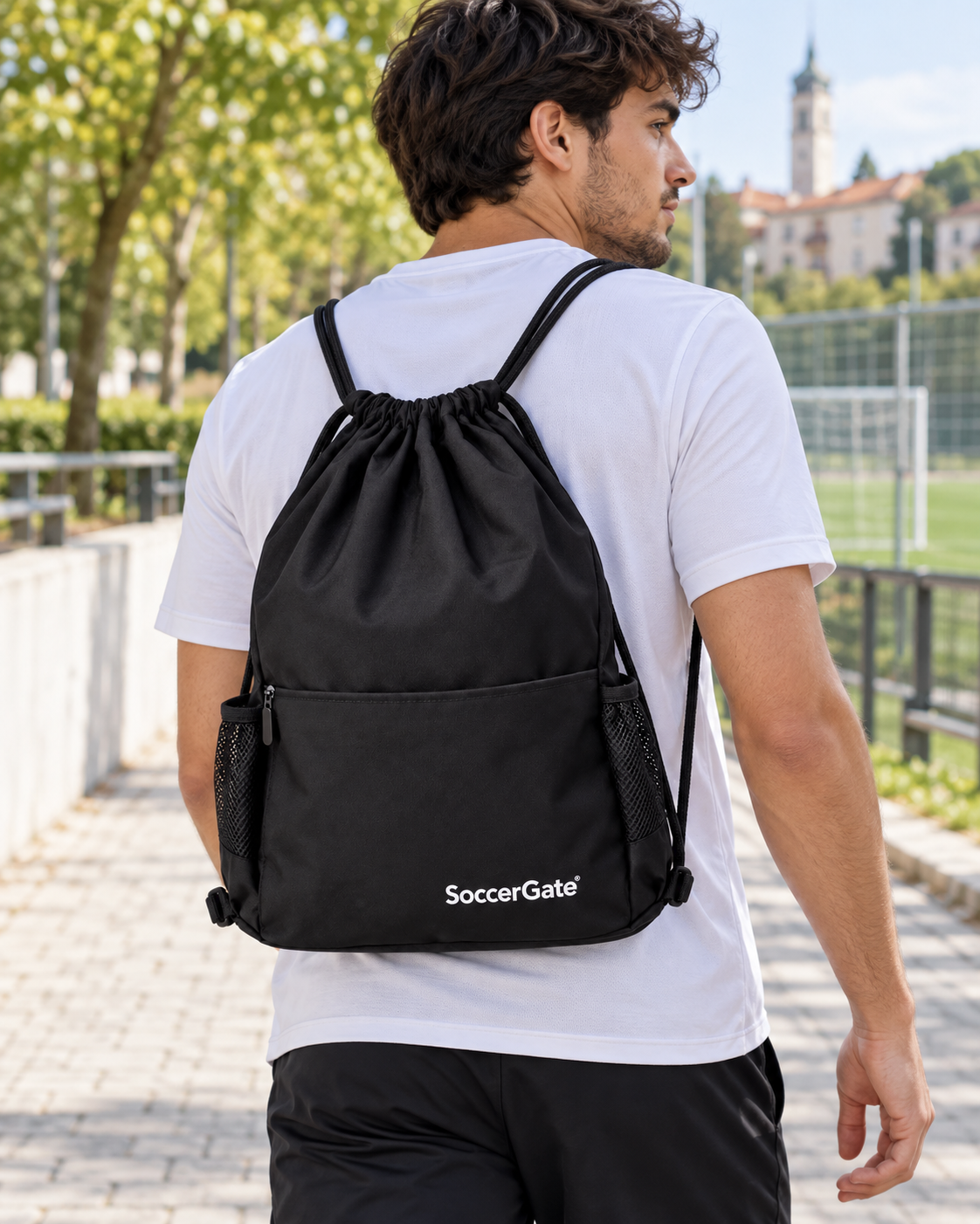 Sportska torba na vezice SoccerGate — AI lifestyle ilustracija s osobom
