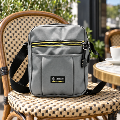 Mala torbica preko ramena sa zlatnim zatvaračem – prikaz u svakodnevnom okruženju