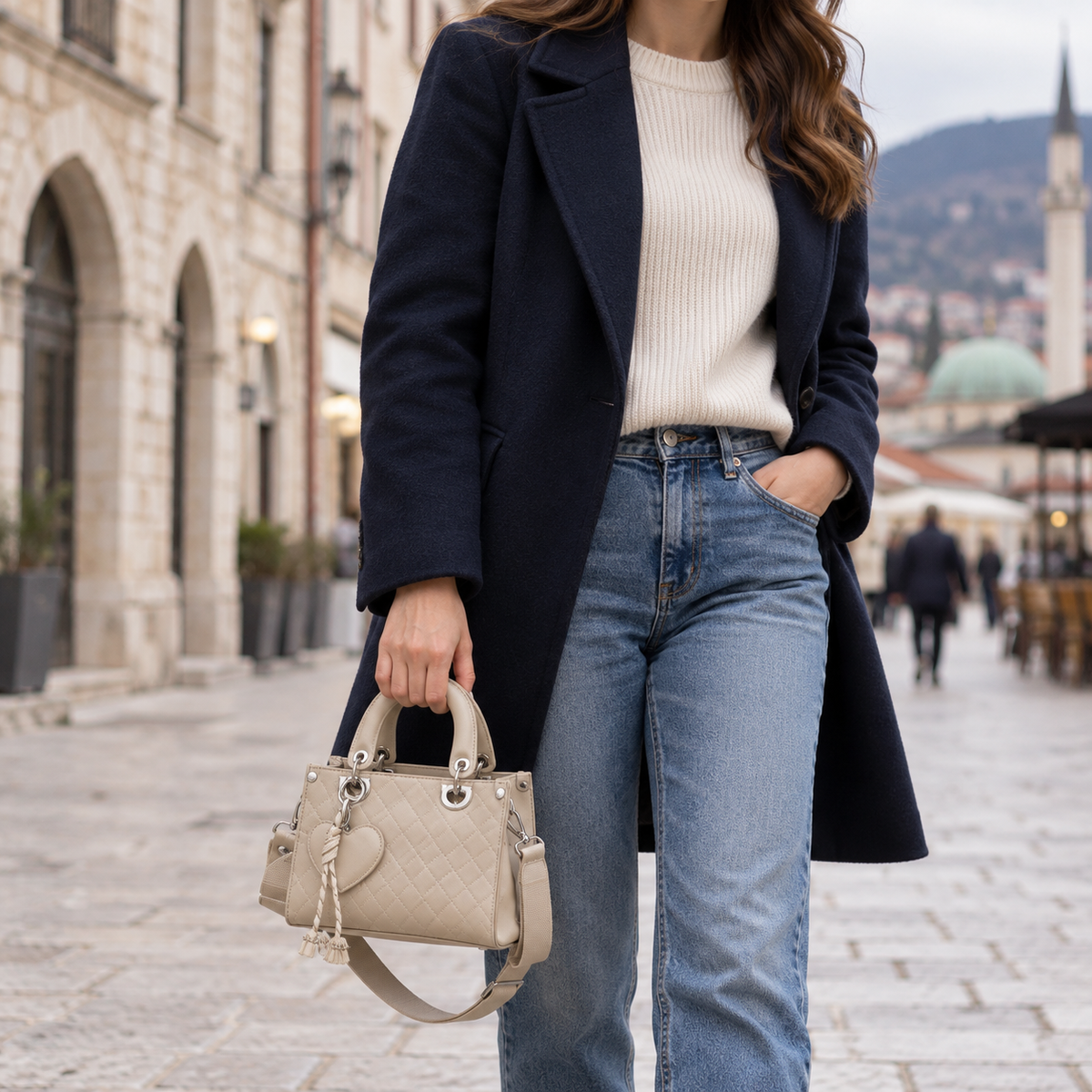 Prošivena ženska torbica s privjeskom 8233-3 — Taupe — prikaz u ambijentu