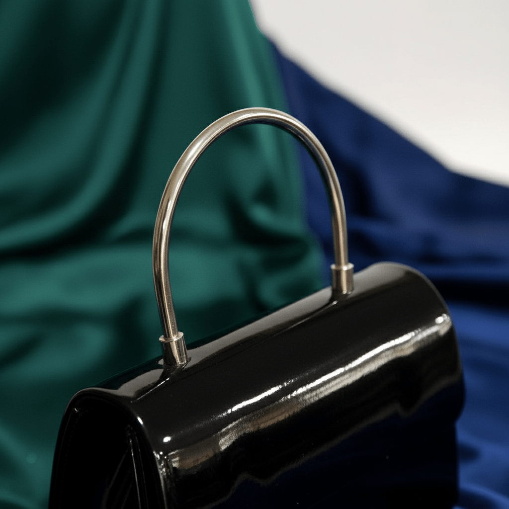 Elegantna Crna Patent Torbica s Metalnom Ručkom – Ženske torbe – Crna Univerzalna – slika 6