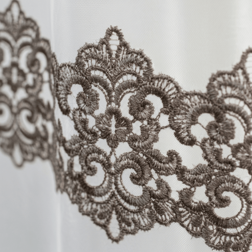 Elegantni Bijeli Paravan za Prozor sa Sivim Vezom | 140x240 cm – Zavjese i paravani – 140 x 240 cm Bijela sa sivim vezom – slika 3