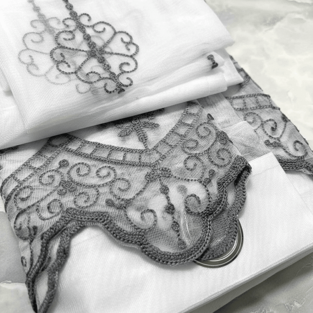 Elegantni Bijeli Paravan za Prozor sa Sivim Vezom | 140x240 cm – Zavjese i paravani – 140 x 240 cm Bijela sa sivim vezom – slika 4