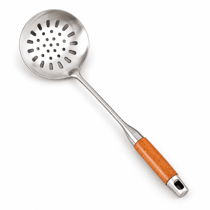 Metalna kašika s rupicama i drvenim prihvatom